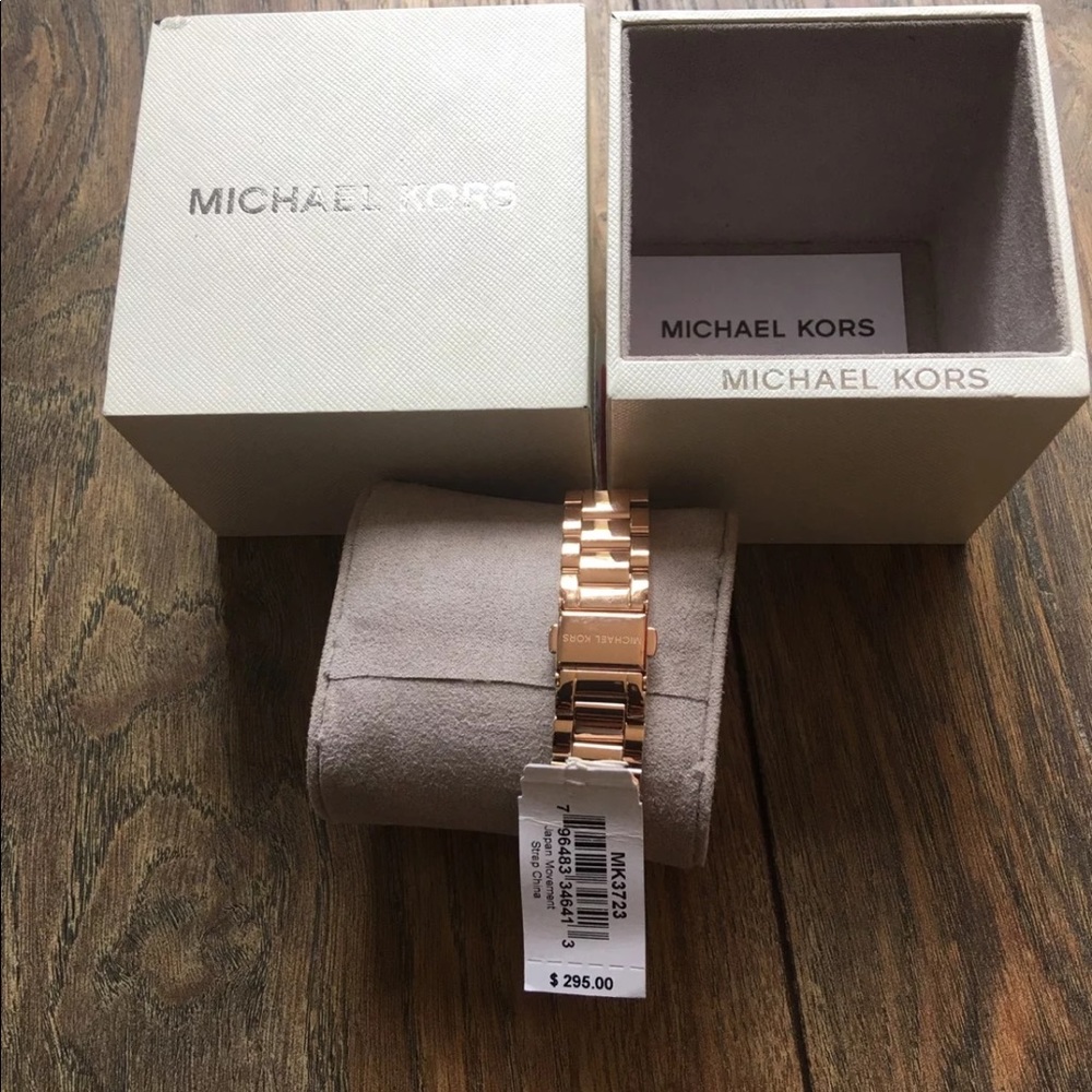 ✨HP✨Gold MIchael Kors watch ❗️TODAY ONLY❗️ - Picture 3 of 3
